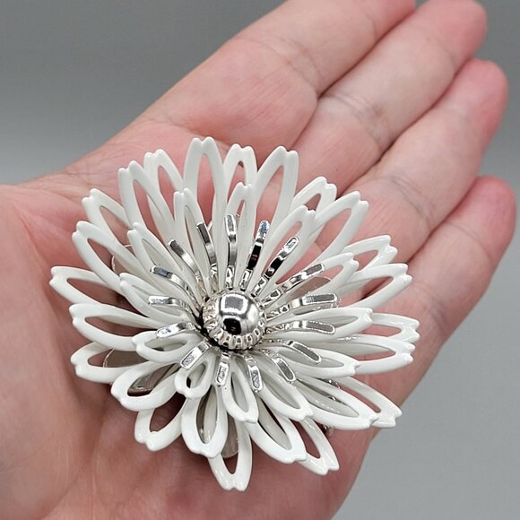 Vintage Sarah Coventry Large White Enamel Flower Brooch Pin Silver-Tone Accents - Picture 6 of 7